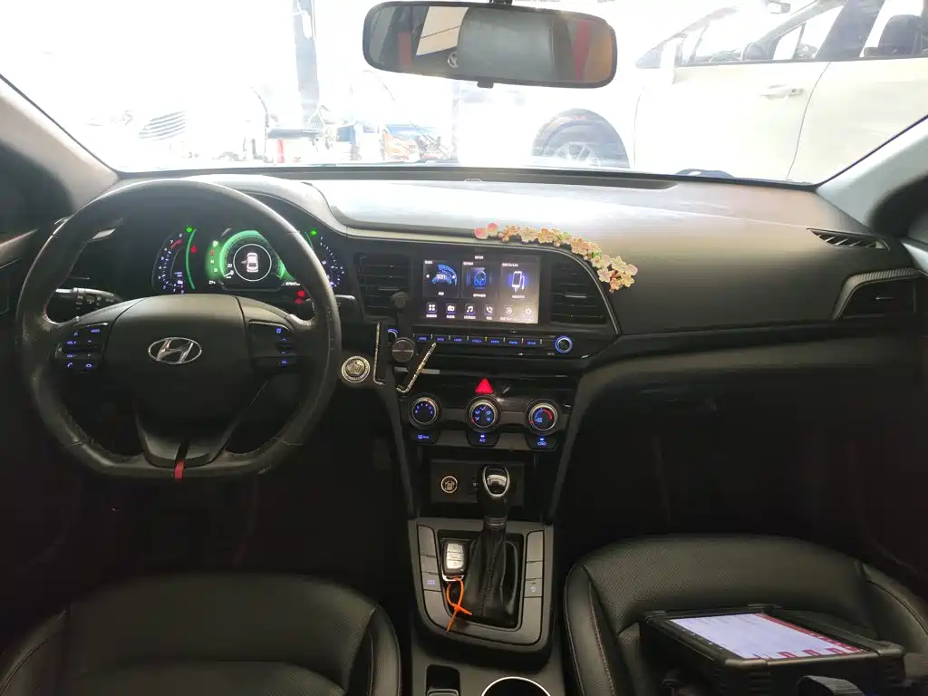Hyundai Elantra — миниатюра 10