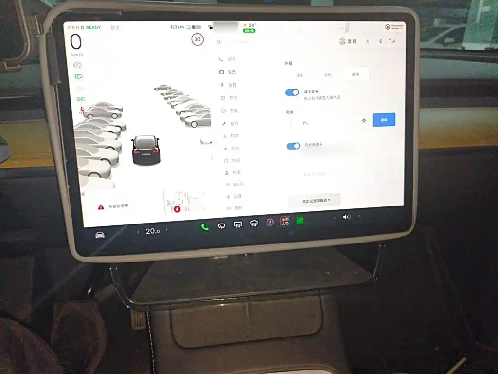 Tesla Model Y — миниатюра 5