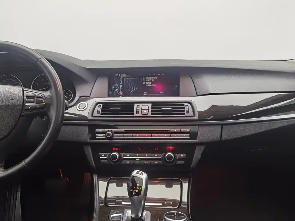 BMW 5 Series — миниатюра 12