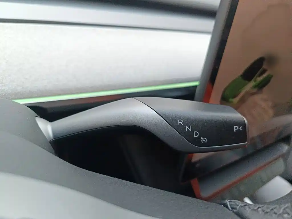 Tesla Model Y — миниатюра 7