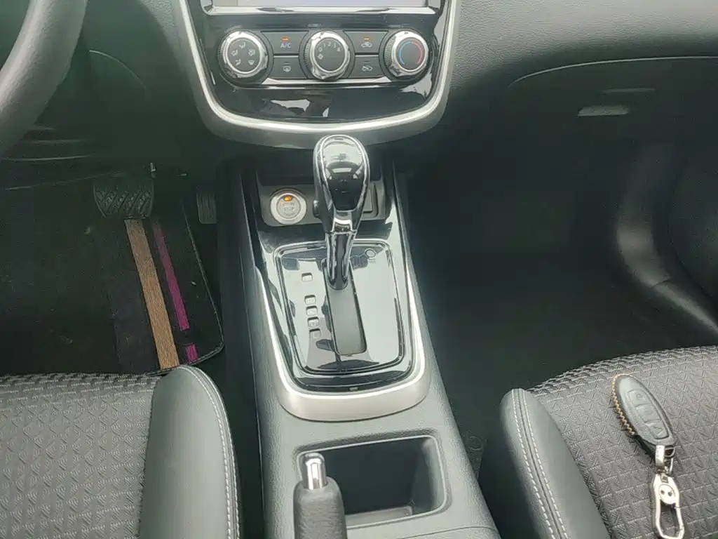 Nissan Tiida — миниатюра 14