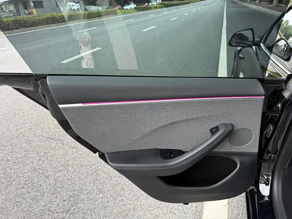 Tesla Model 3 — миниатюра 12
