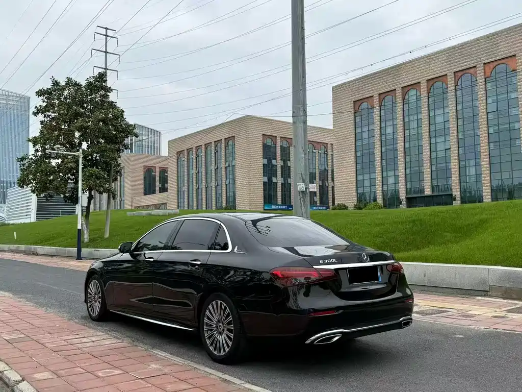 Mercedes-Benz E-Class — миниатюра 7