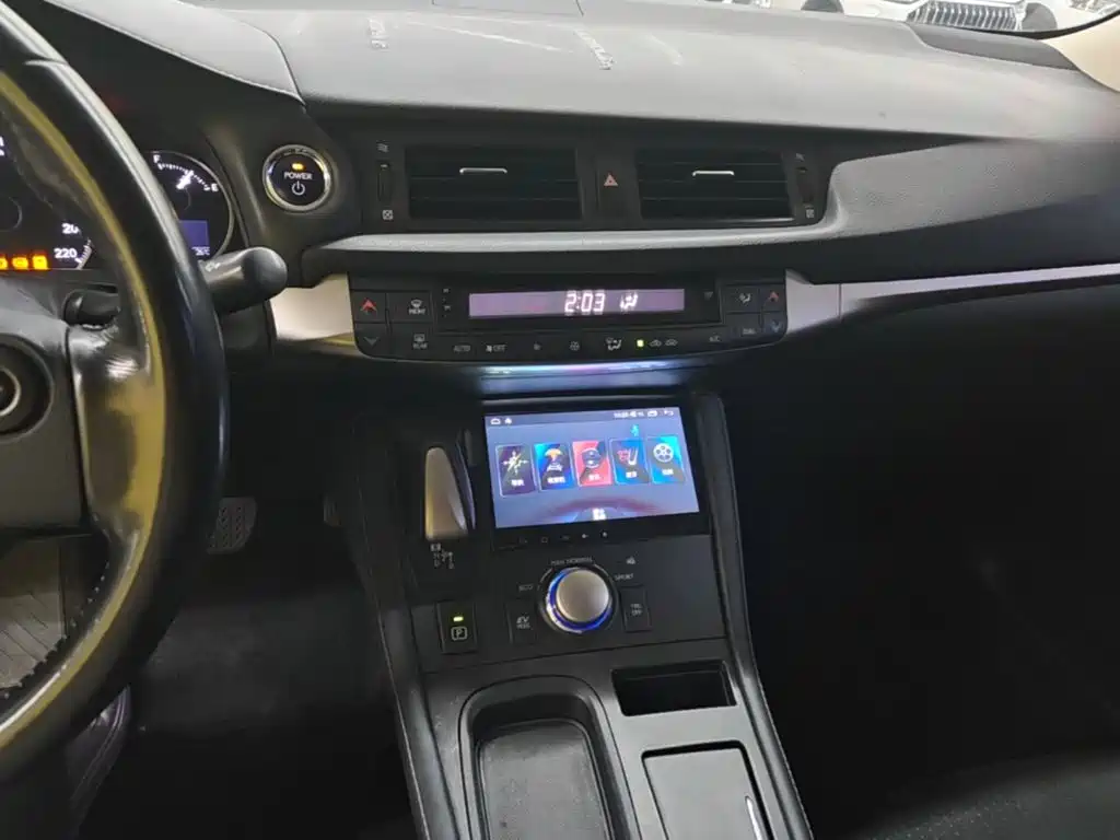 Lexus CT — миниатюра 13