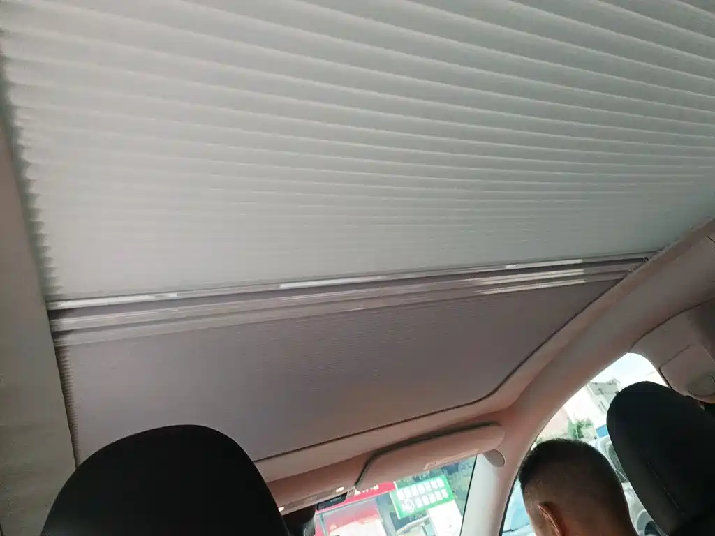 Tesla Model Y — миниатюра 9