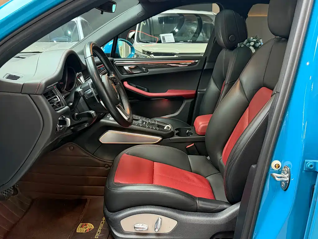 PORSCHE MACAN