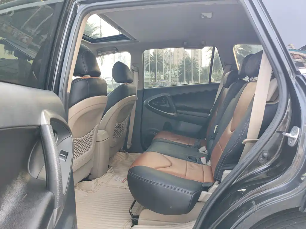 Toyota RAV4 — миниатюра 10