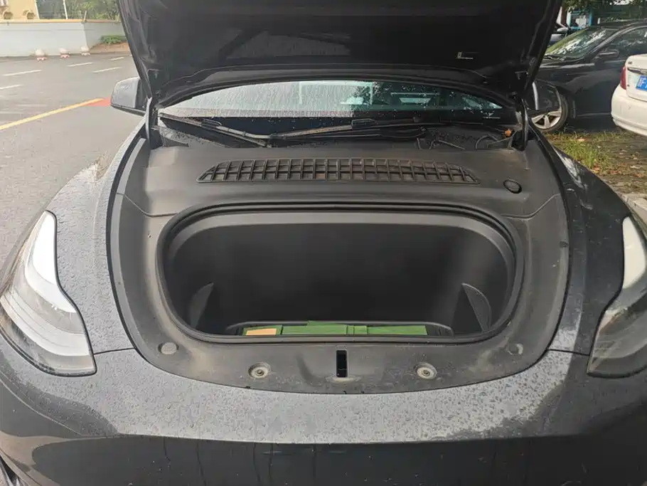 Tesla Model Y — миниатюра 10