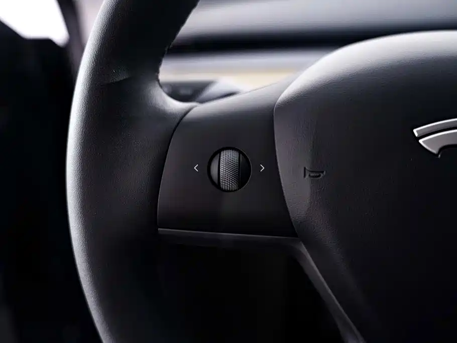 Tesla Model Y — миниатюра 27