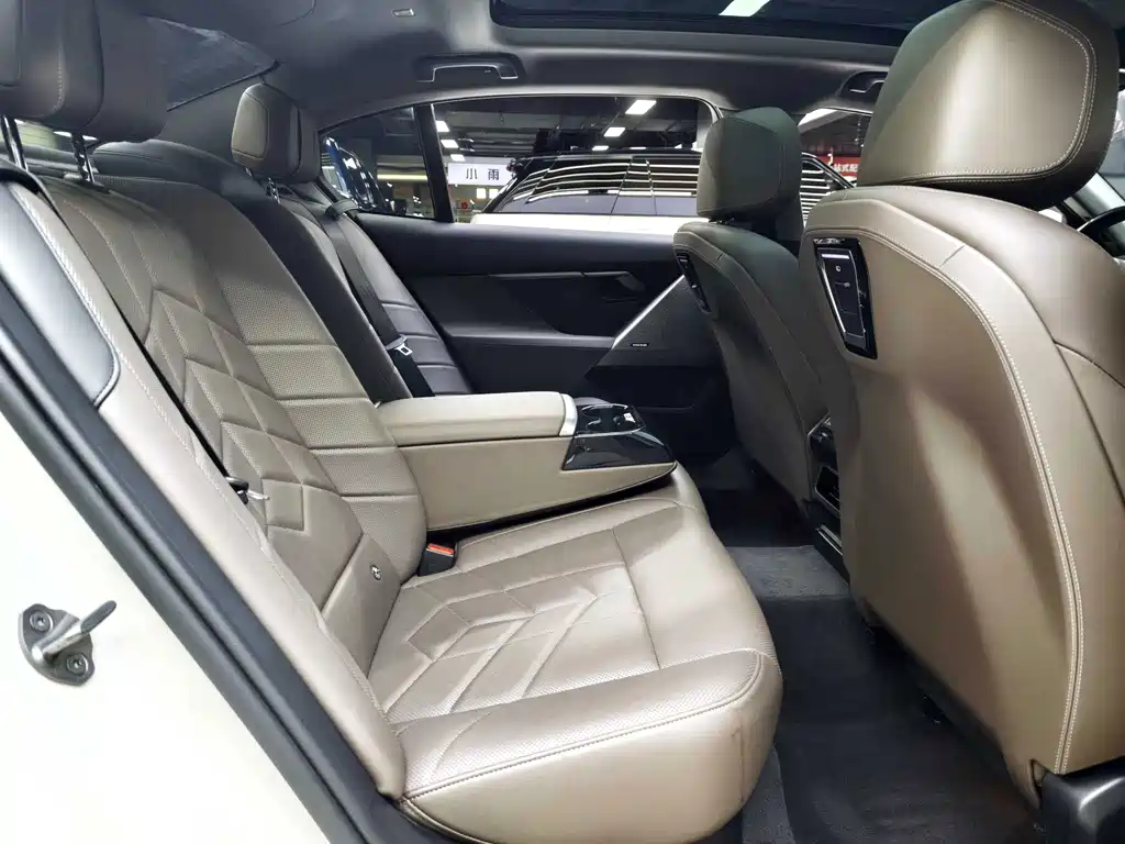 BMW 5 Series — миниатюра 7