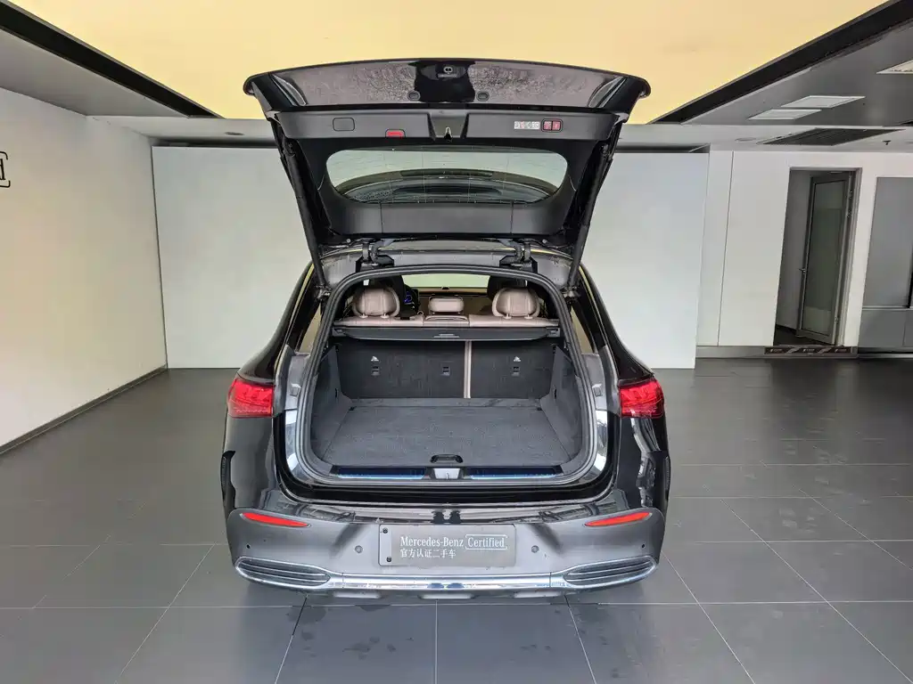 Mercedes-Benz EQE SUV — миниатюра 12