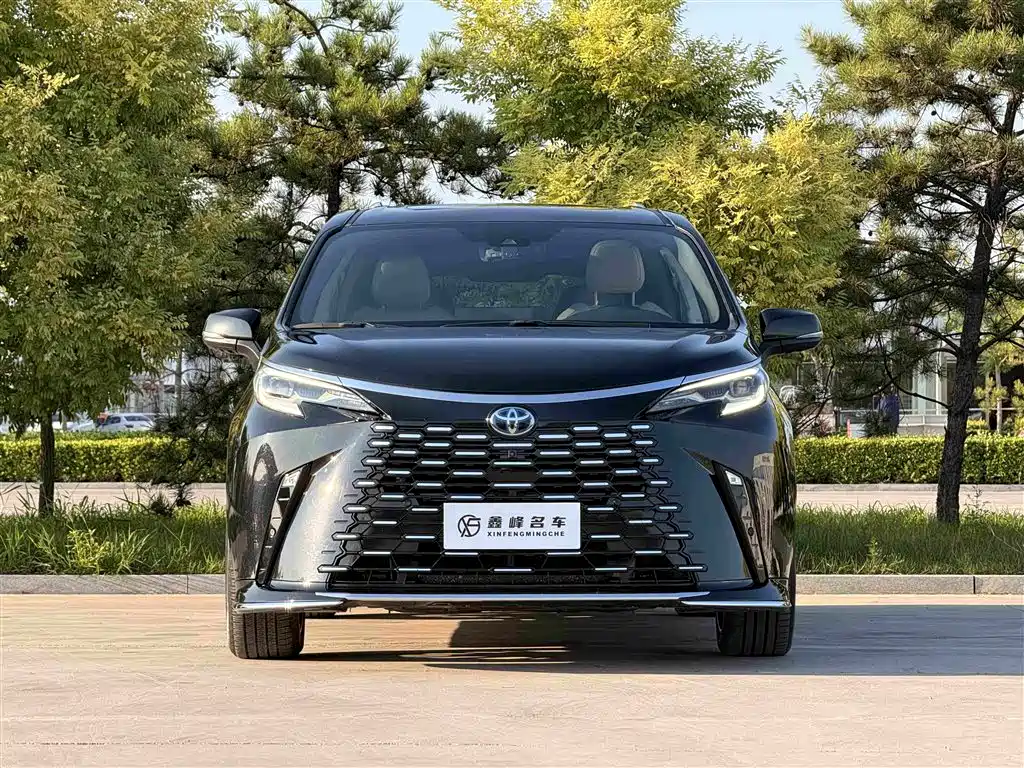 Toyota Granvia 2023 2.5L Luxury PLUS