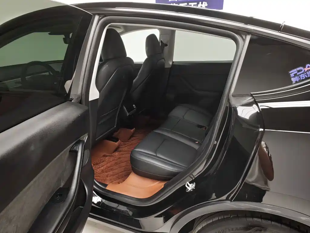 Tesla Model Y — миниатюра 17
