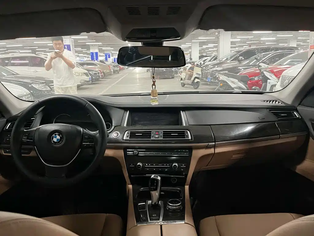 BMW 7 Series — миниатюра 10