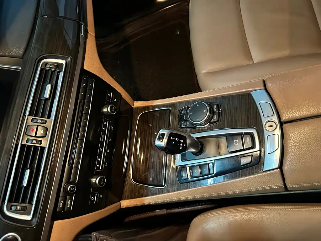 BMW 7 Series — миниатюра 13