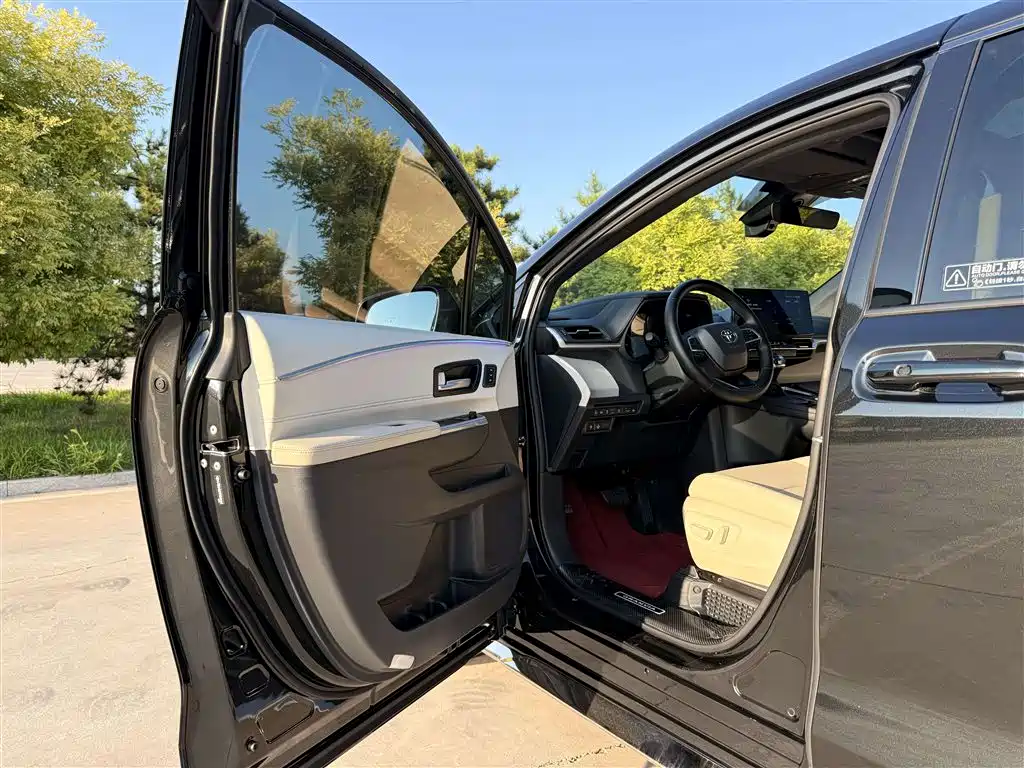Toyota Granvia 2023 2.5L Luxury PLUS