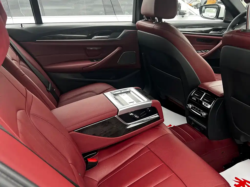 BMW 5 Series — миниатюра 7