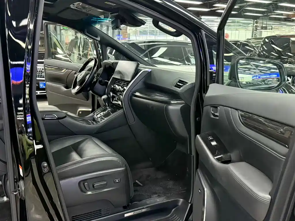 Lexus LM 2020 300h мест