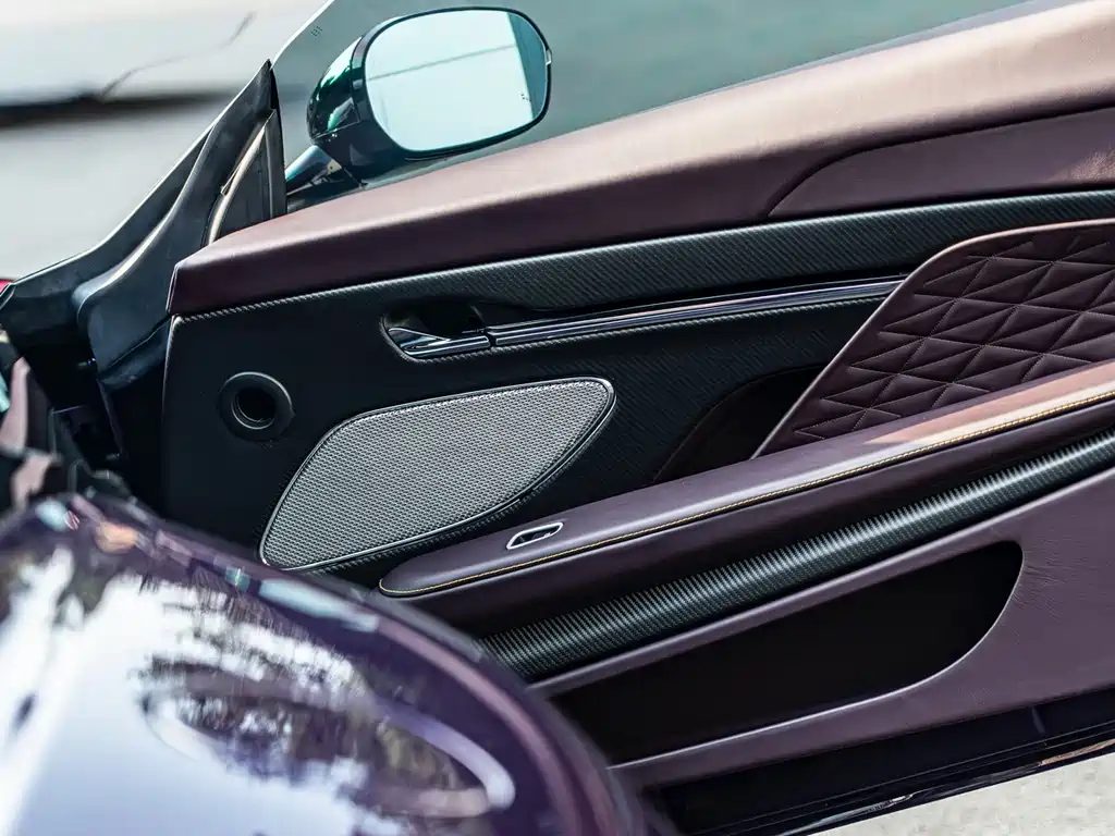 Aston Martin DB12 — миниатюра 8