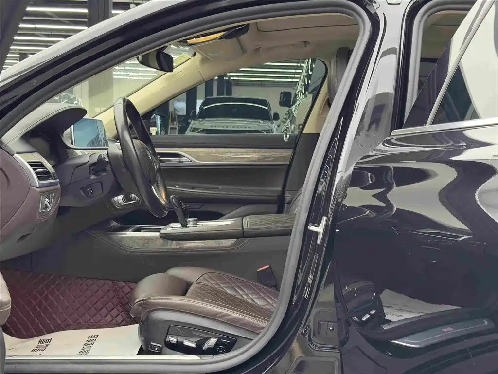 BMW 7 Series — миниатюра 5
