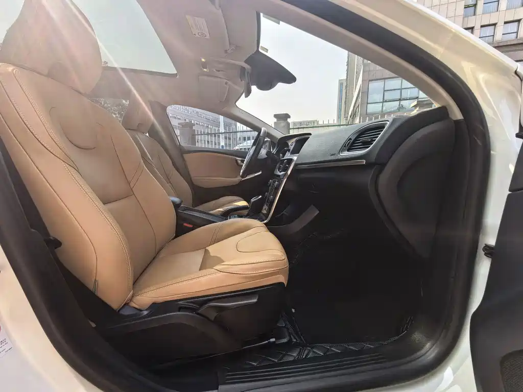 Volvo V40 — миниатюра 9
