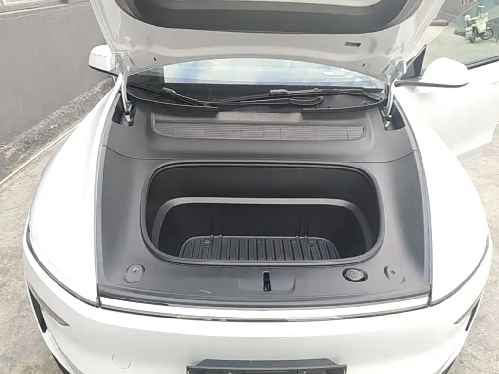 Tesla Model Y — миниатюра 20