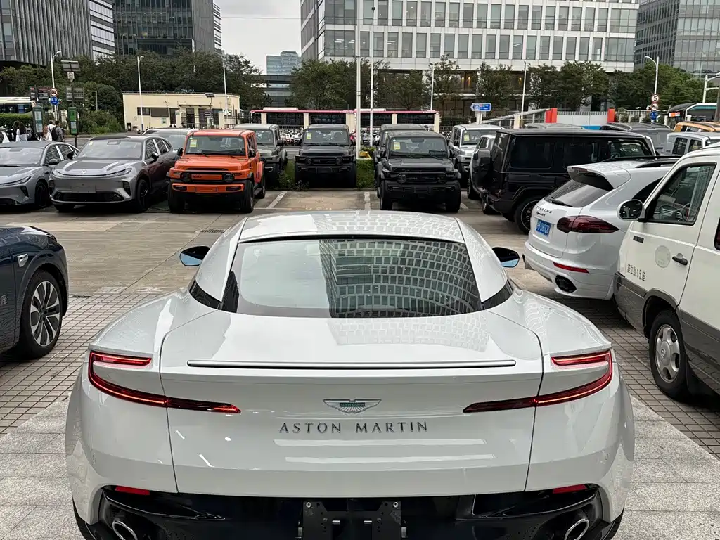 Aston Martin DB12 — миниатюра 8