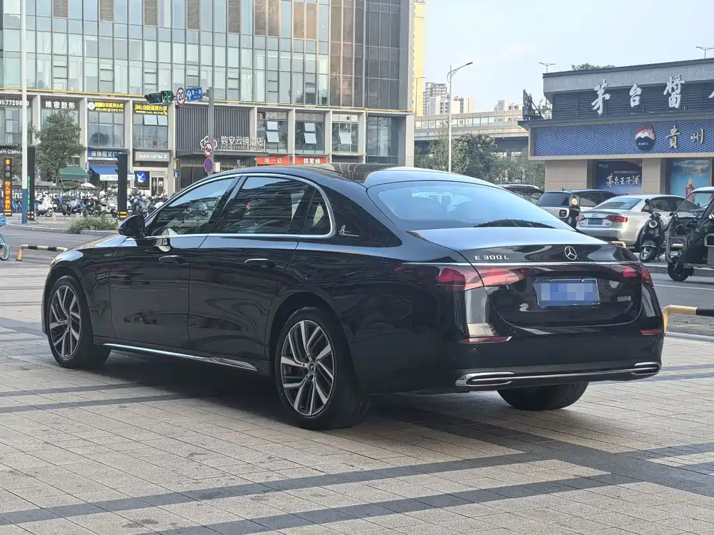 Mercedes-Benz E-Class — миниатюра 8