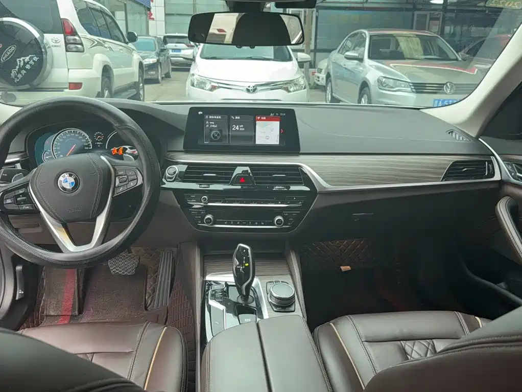 BMW 5 Series — миниатюра 10