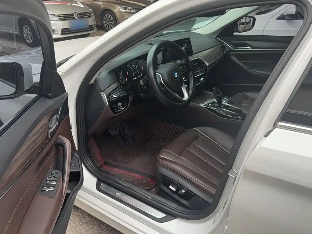 BMW 5 Series — миниатюра 8