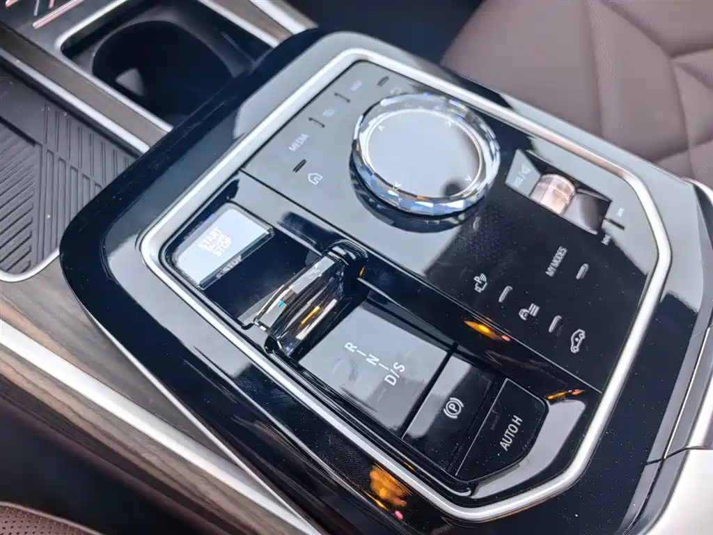 BMW 7 Series — миниатюра 11