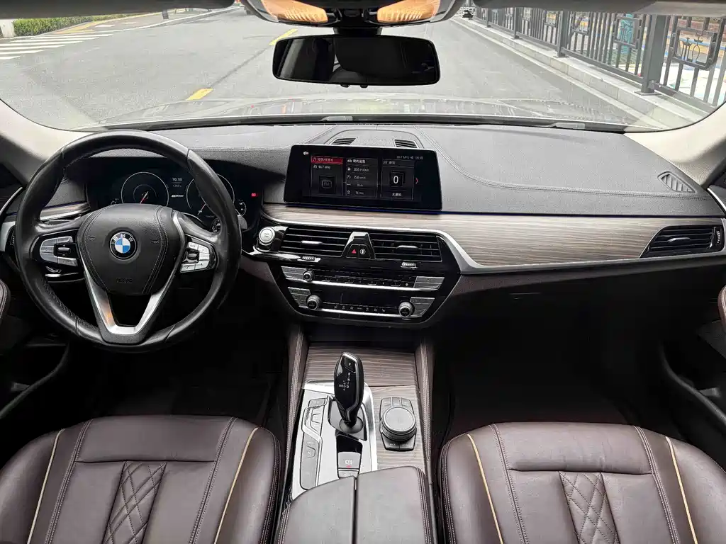 BMW 5 Series New Energy — миниатюра 6