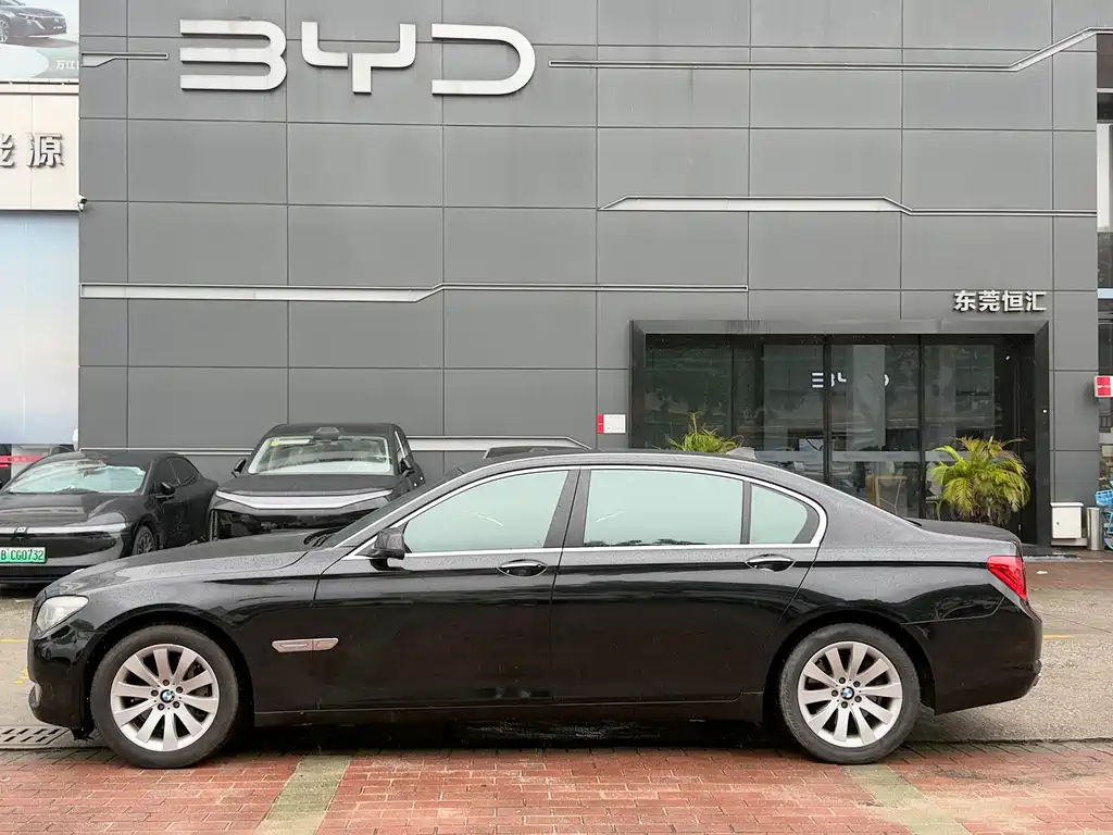 BMW 7 Series — миниатюра 4