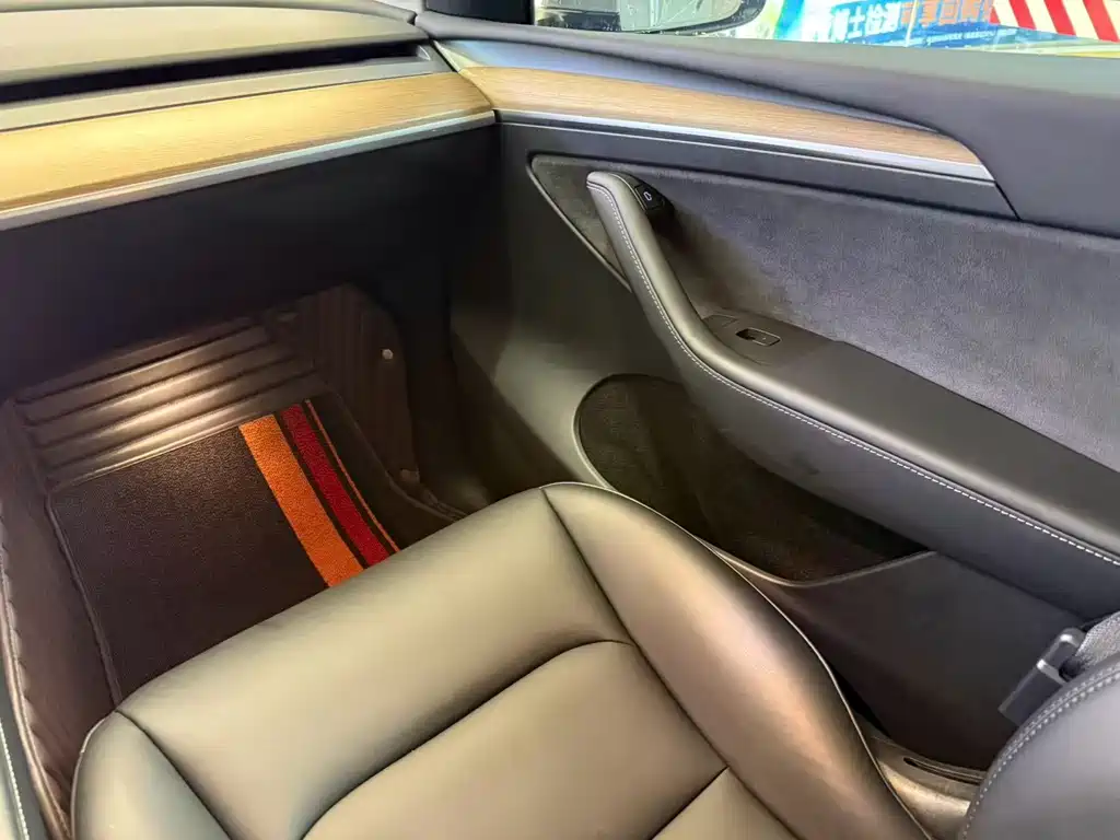Tesla Model Y — миниатюра 12