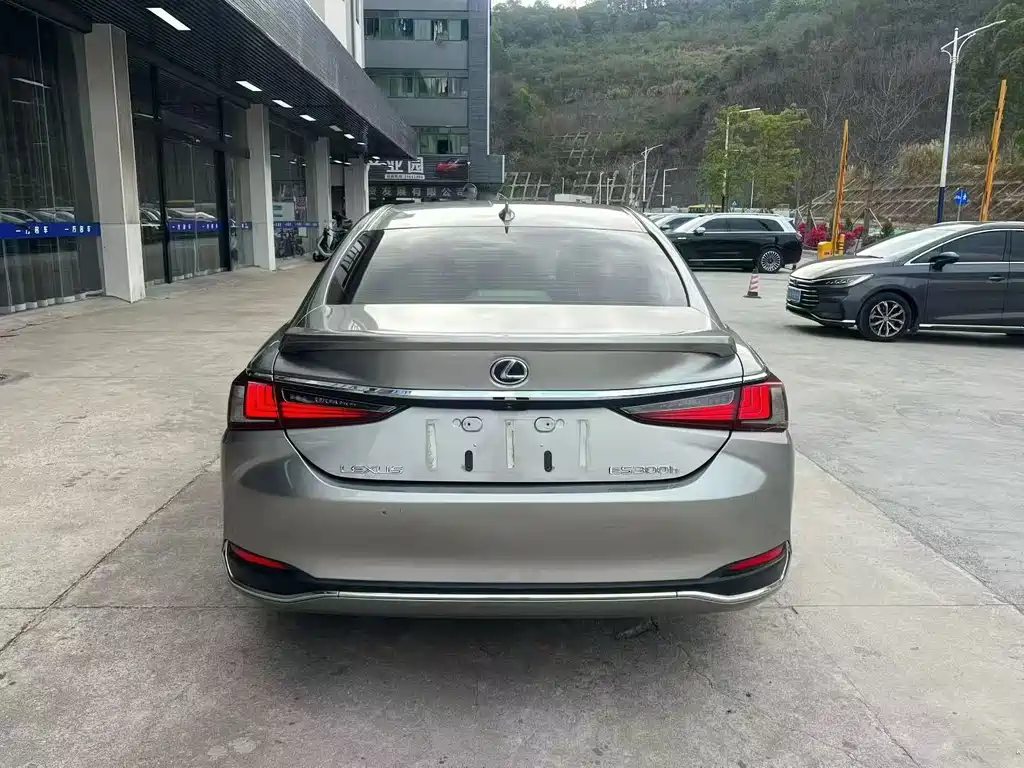 Lexus ES — миниатюра 8