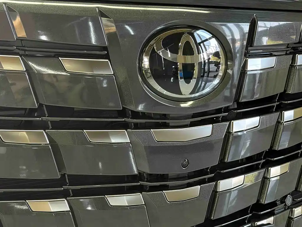 Toyota Alphard — миниатюра 6