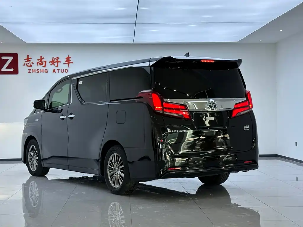 Toyota Alphard — миниатюра 11