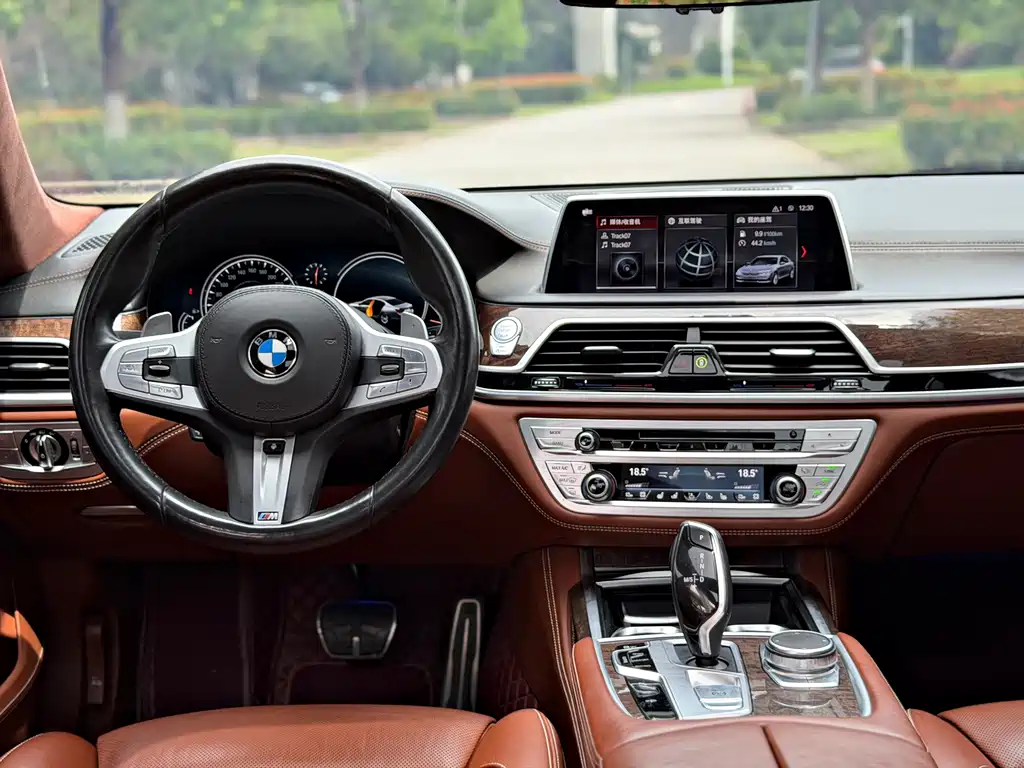 BMW 7 Series — миниатюра 8