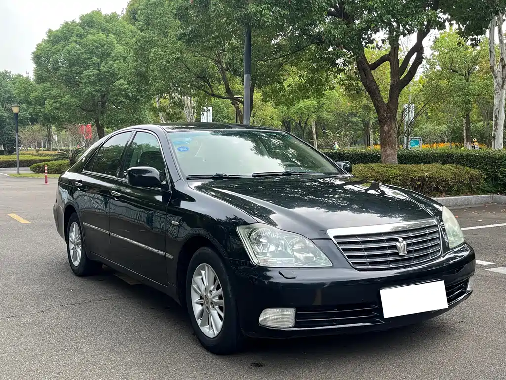 Toyota Crown — миниатюра 3