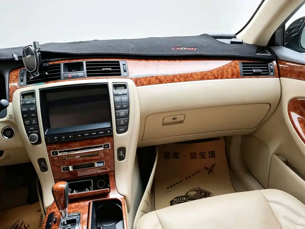 Toyota Crown — миниатюра 9