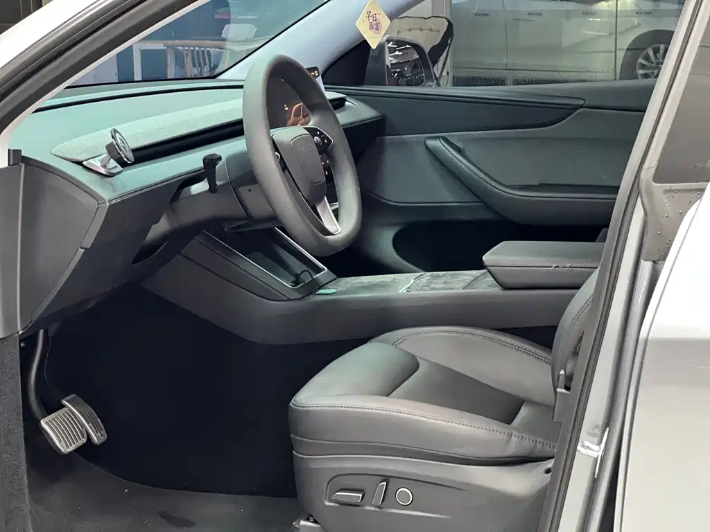 Tesla Model Y — миниатюра 13
