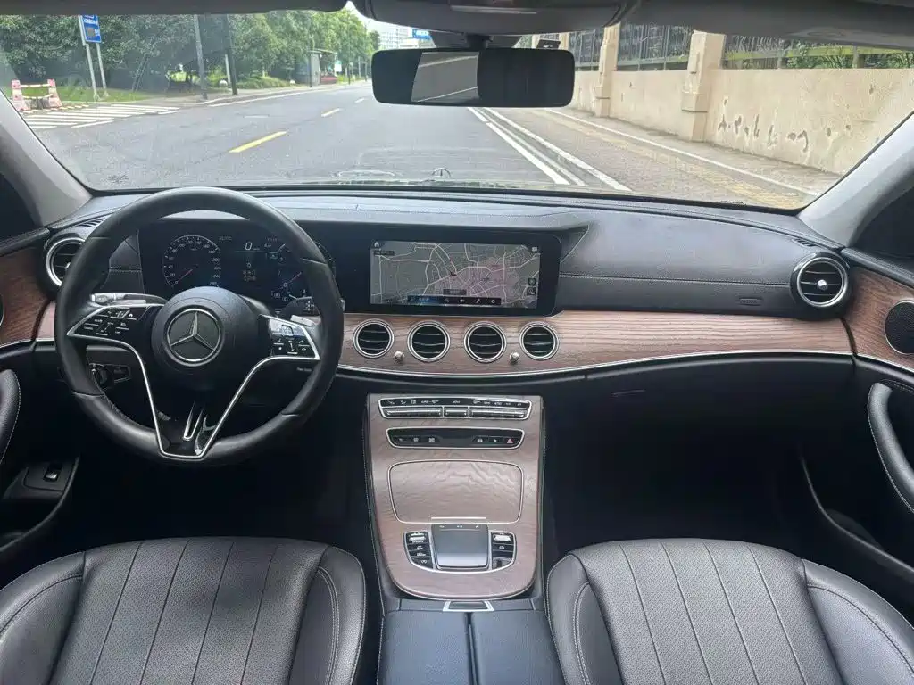 Mercedes-Benz E-Class — миниатюра 9