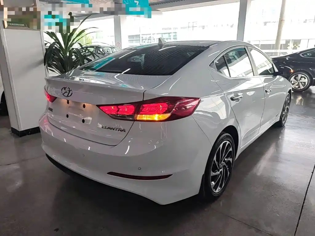 Hyundai Elantra — миниатюра 5