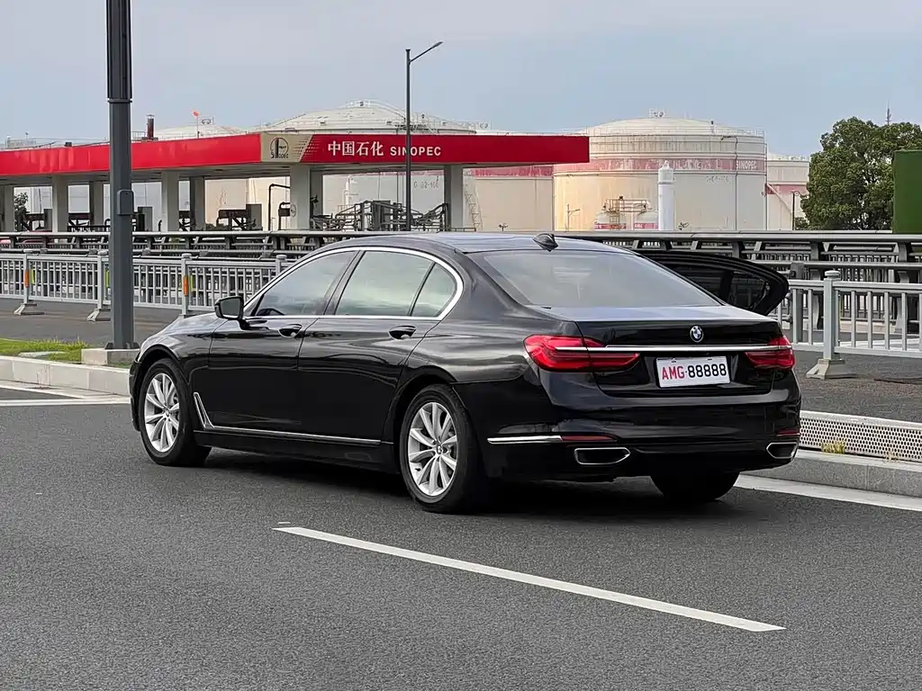 BMW 7 Series — миниатюра 7