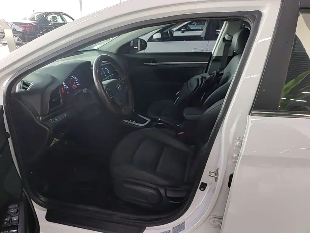 Hyundai Elantra — миниатюра 11