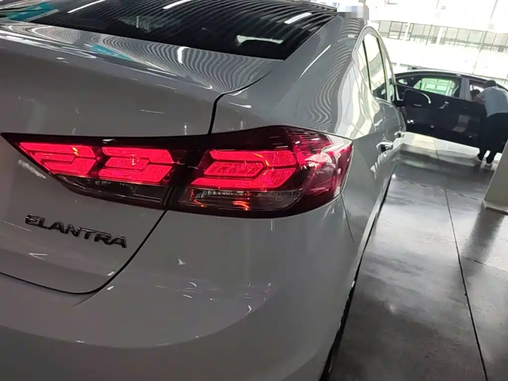 Hyundai Elantra — миниатюра 24
