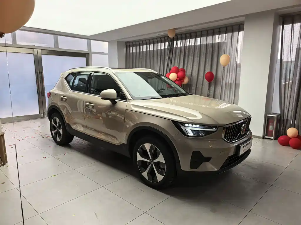 VOLVO XC40