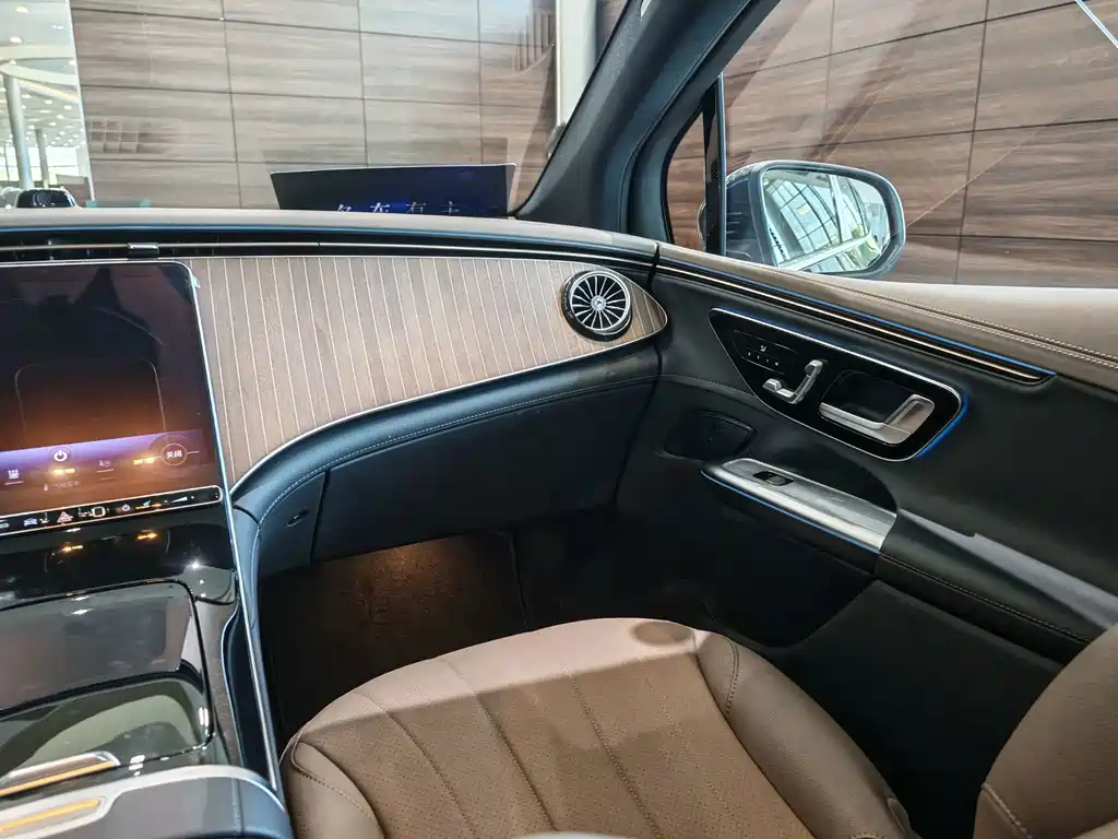 Mercedes-Benz EQE SUV — миниатюра 11