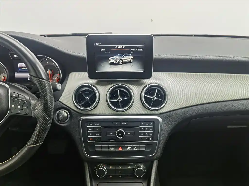 MERCEDES-BENZ GLA