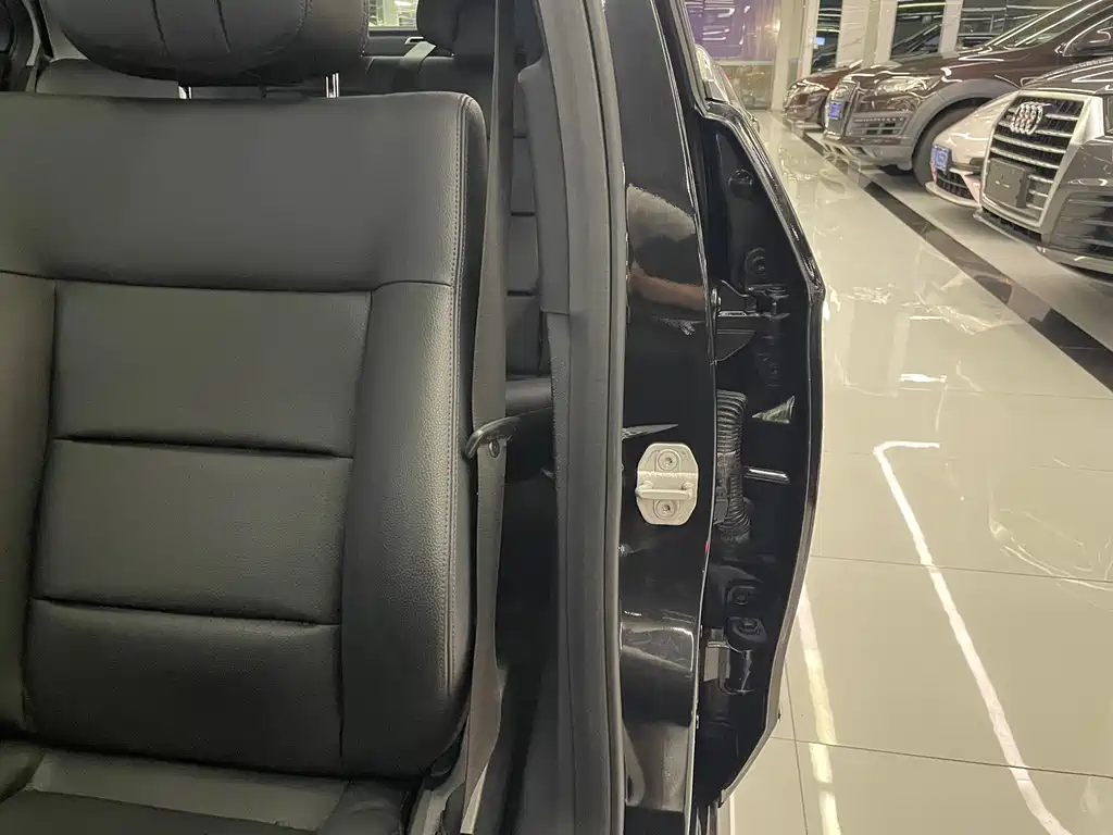 Mercedes-Benz E-Class — миниатюра 25